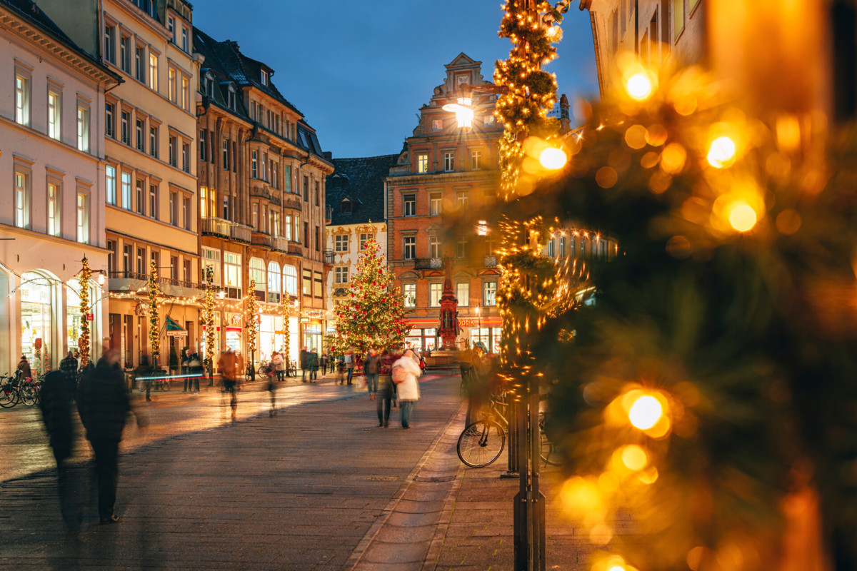 Konstanz-Altstadt-Marktstaette-Weihnachtsbeleuchtung-Kaiserbrunnen-Baum-Abend-01_Copyright_MTK-Leo-Leister
